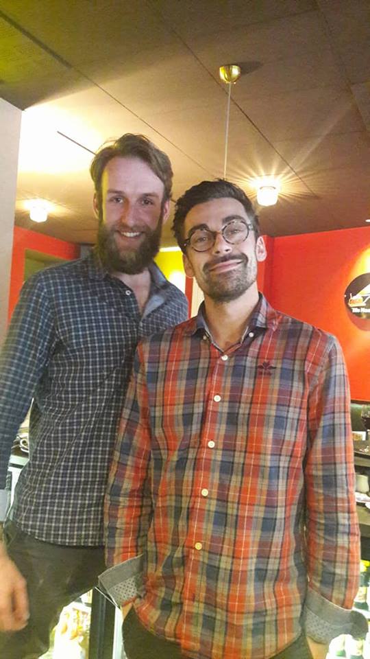 deux amis à la tête du bar brocante aveyronnais