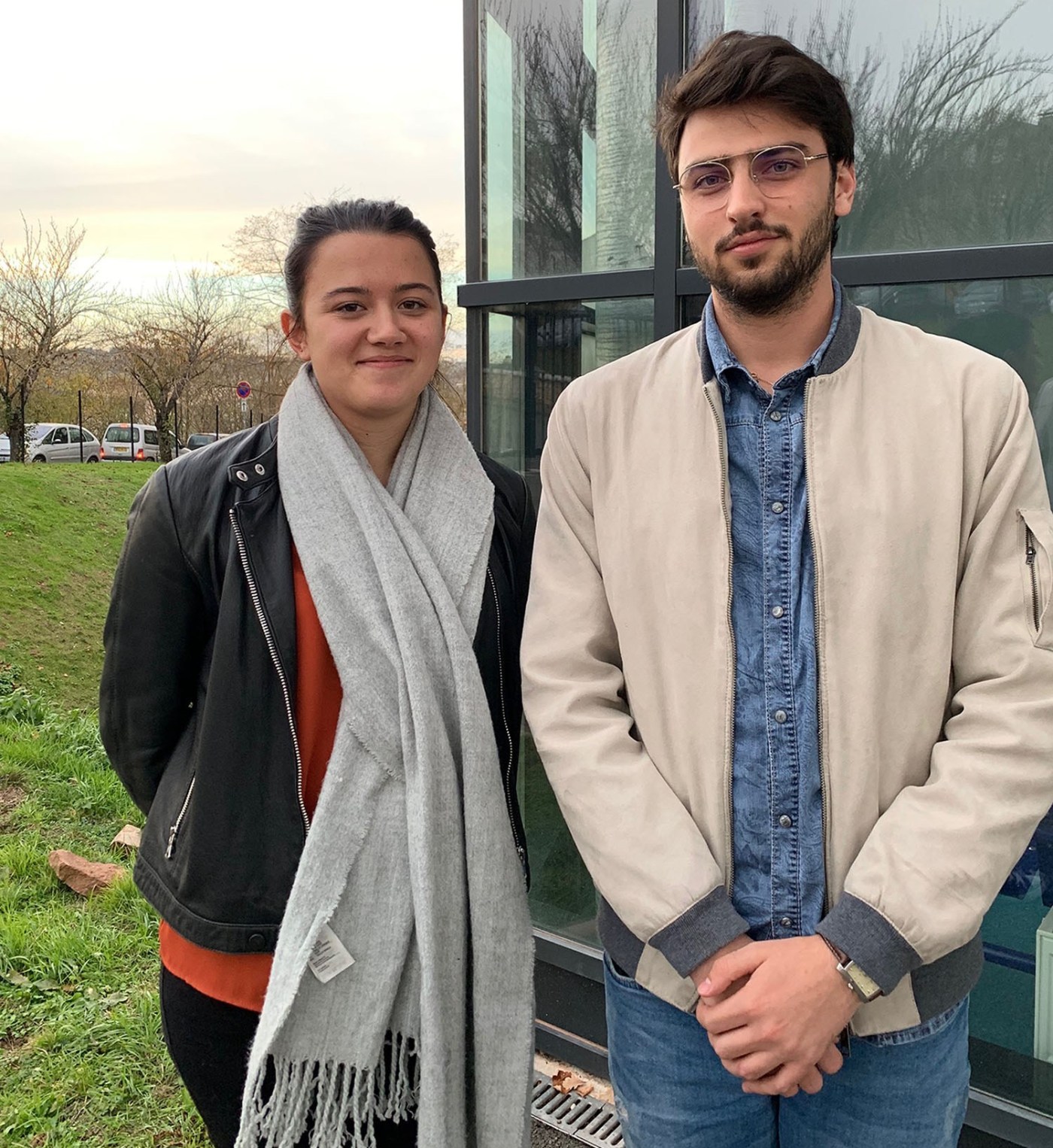 Etudiants devant un bâtiment de l'IUT