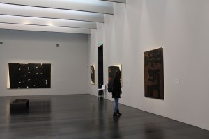 jeune fille qui visite le musée Soulages
