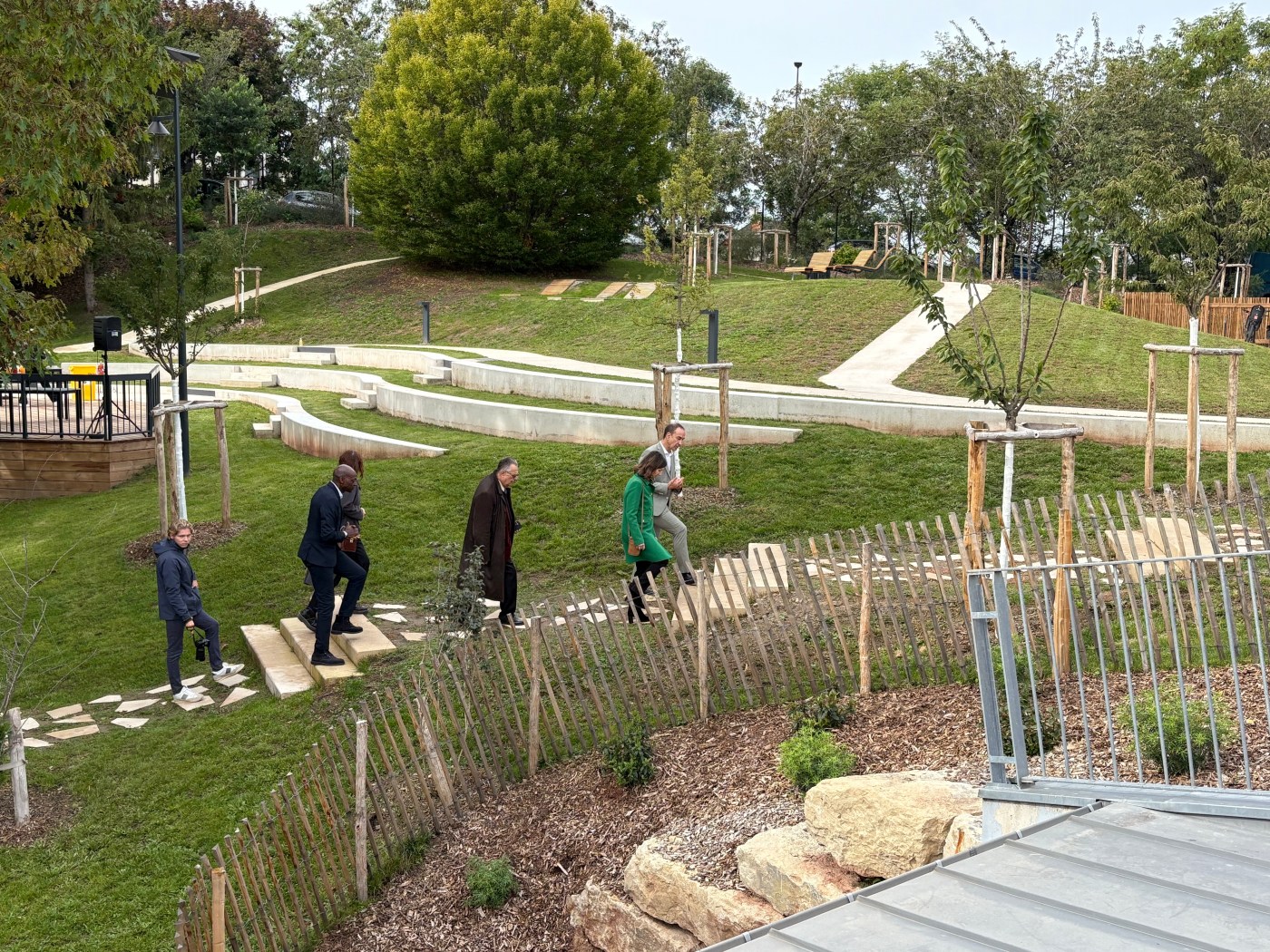 Les acteurs principaux gravirent l’aboutissement de leur projet. / Crédit Resmije